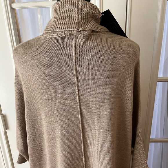 Poncho - Picture 2 of 3